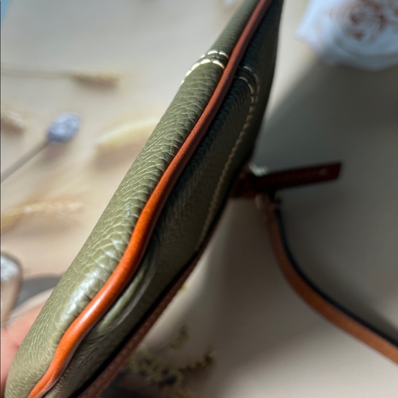 🦆 DOONEY & BOURKE LARGE SLIM OLIVE AND BROWN TWO TONE LEATHER WRISTLET BAG